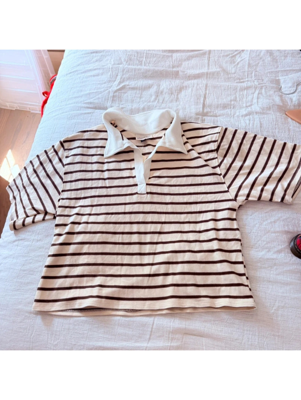 Universal thread women’s brown and cream cropped rugby tee